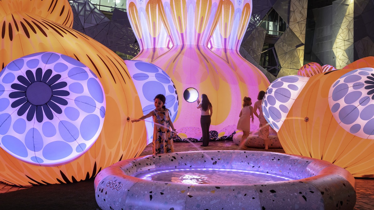 巴黎奇幻氣球裝置！澳洲團隊ENESS打造「邱比特的錦鯉花園」超萌充氣噴泉