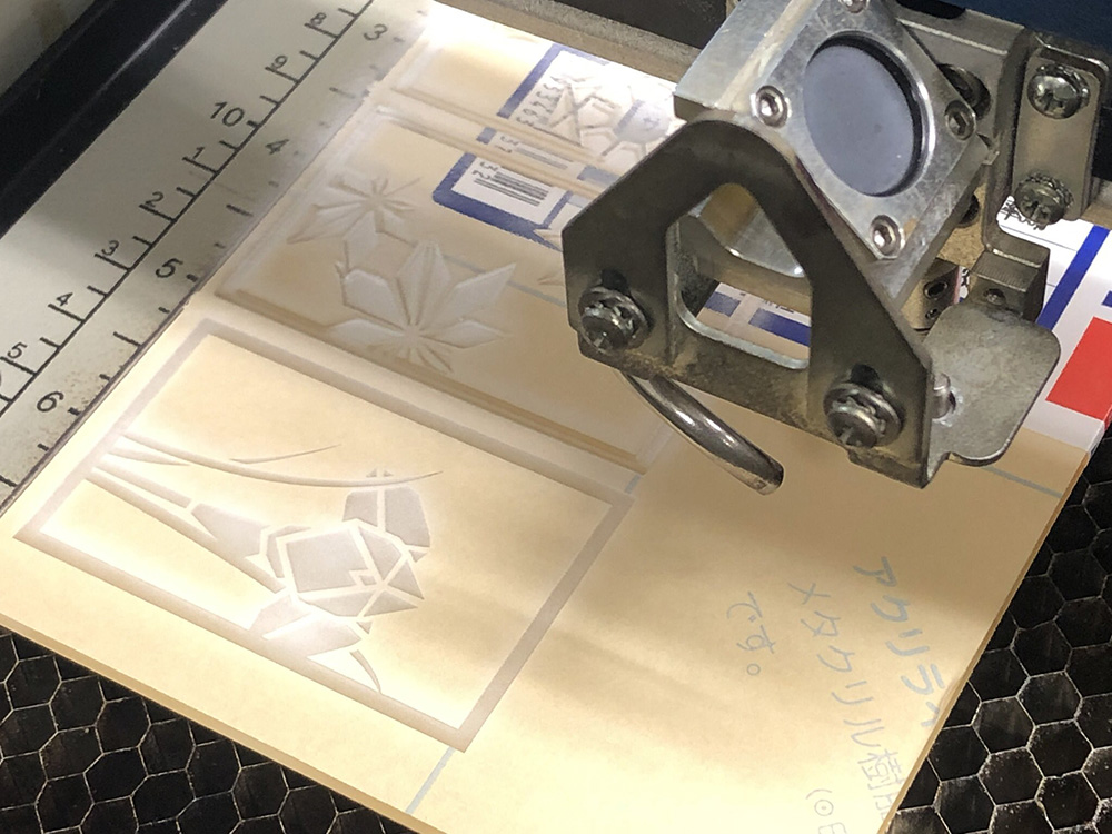 美到捨不得拿起來玩的日式紙牌「霞札」!揉合純白極簡浮雕、日本傳統美學的絕美花札設計