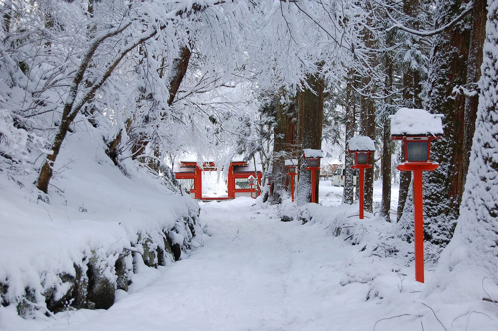 被遺忘的冬季京都雪景！貴船神社紅色長夜燈、積雪石階和鳥居成不可多得的絕世美景