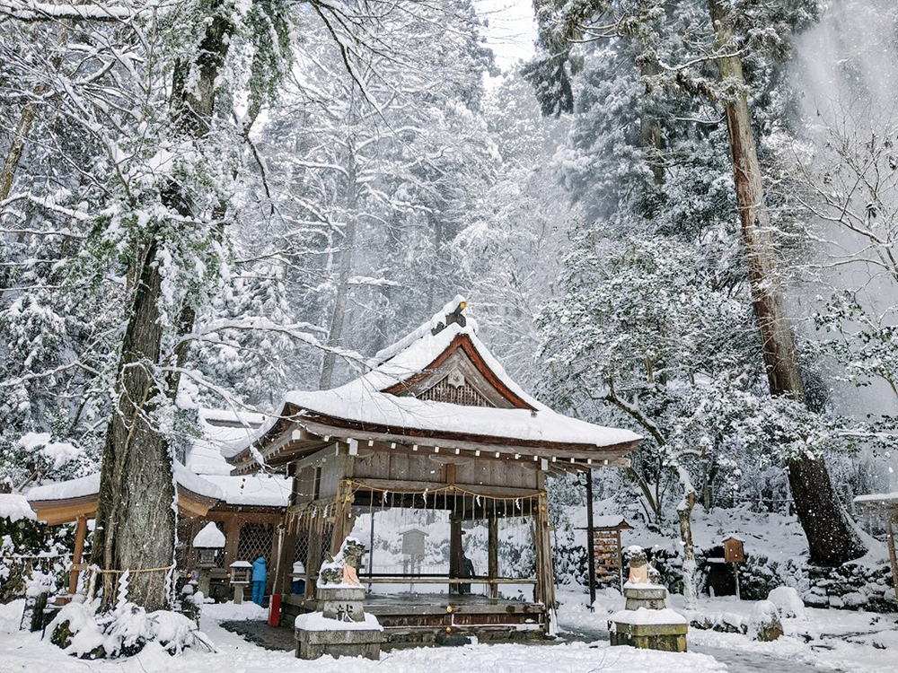 被遺忘的冬季京都雪景！貴船神社紅色長夜燈、積雪石階和鳥居成不可多得的絕世美景