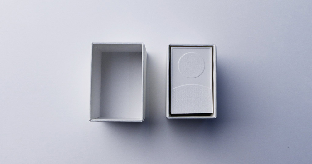 美到捨不得拿起來玩的日式紙牌「霞札」!揉合純白極簡浮雕、日本傳統美學的絕美花札設計