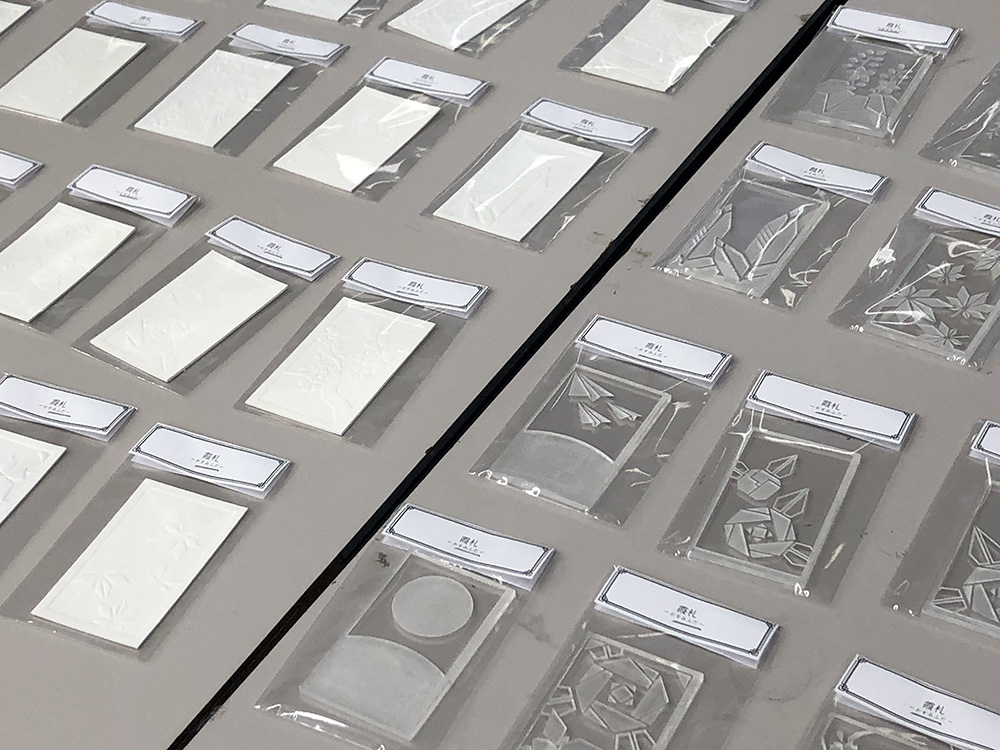 美到捨不得拿起來玩的日式紙牌「霞札」!揉合純白極簡浮雕、日本傳統美學的絕美花札設計