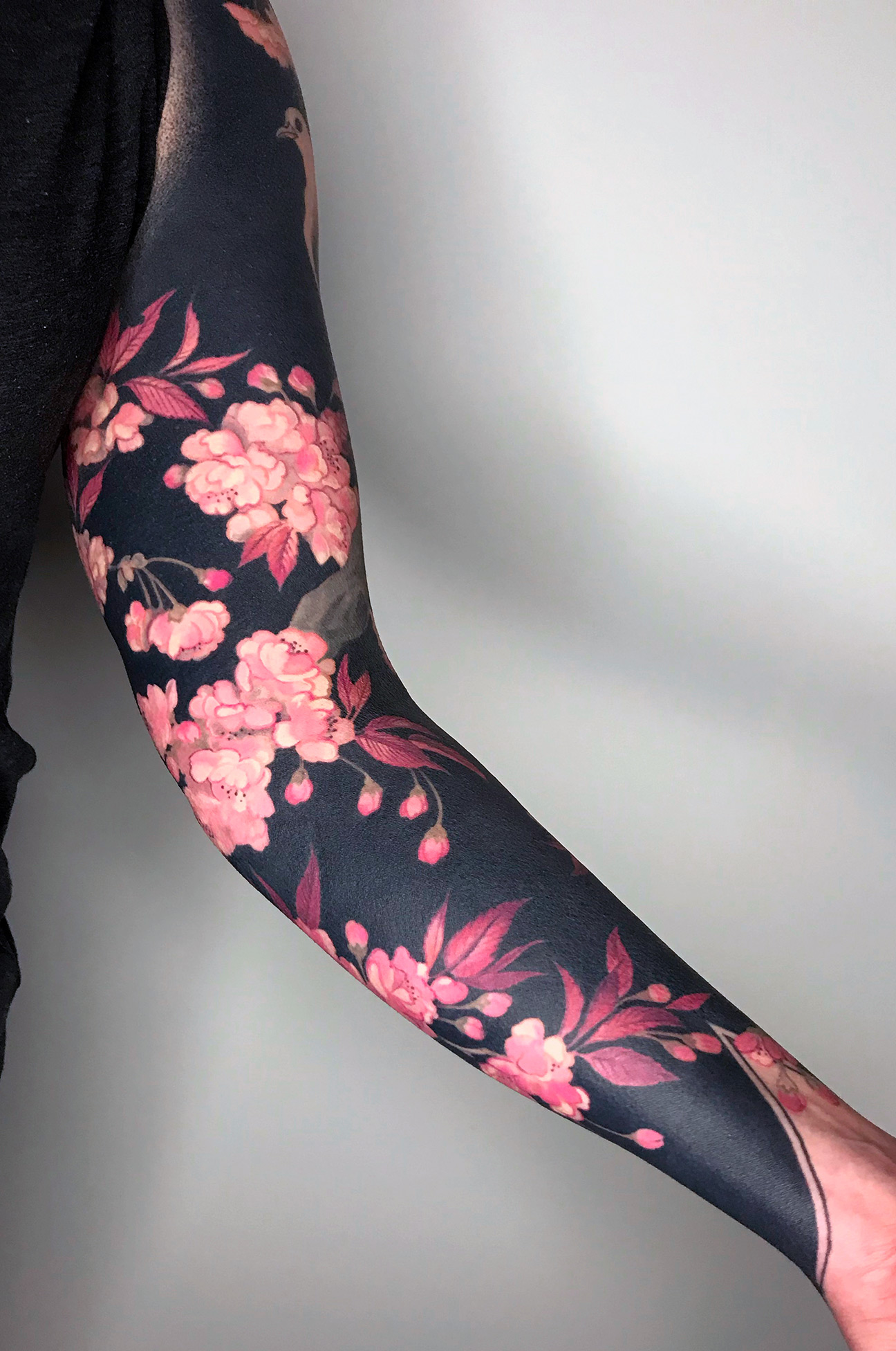 罕見的黑底紋身！芝加哥藝術家 Esther Garcia 擁有脫俗清新氣質的精緻花鳥刺青