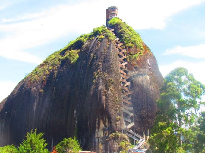 綁鞋帶的石頭？哥倫比亞的奇妙景點 El Penon de Guatape