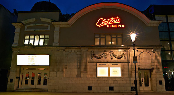 看電影看到睡翻！提供雙人床座位的英國電影院