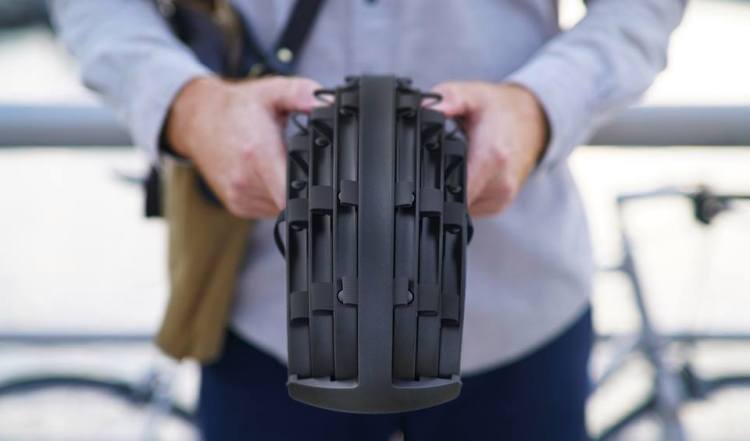 不要再說懶得帶！FEND 讓單車頭盔更方便攜帶了