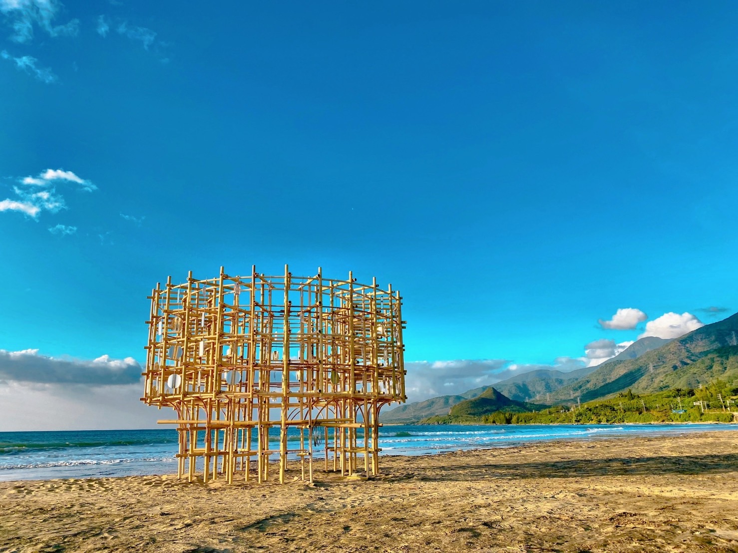 2021屏東落山風藝術季登場！海上絲帶教堂、風之竹裝置等18件作品亮點
