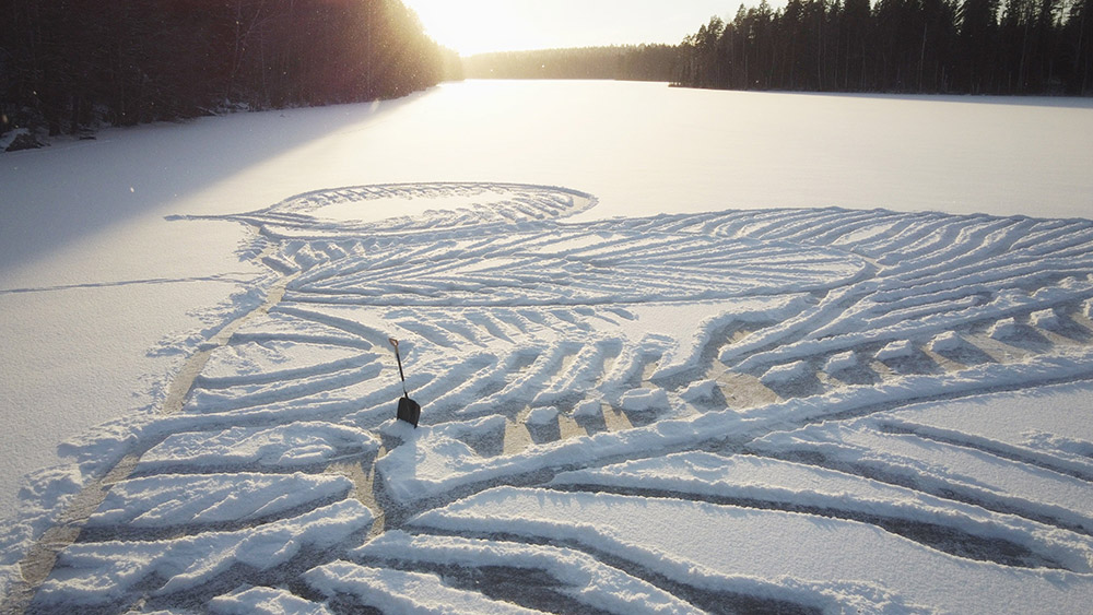 浪漫雪地狐狸畫！芬蘭藝術家Pasi Widgren用白雪畫下冰湖巨幅地景創作