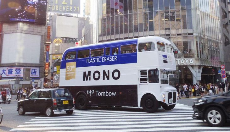 蜻蜓牌橡皮擦巴士行經東京街頭！MONO 橡皮擦 50 週年紀念復刻翻玩經典藍、黑、白包裝意象