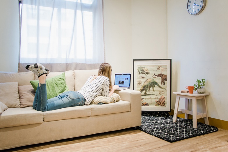 再見了落地式清淨機！ FLAT 徹底融入居家美學，追求好空氣絲毫不打折