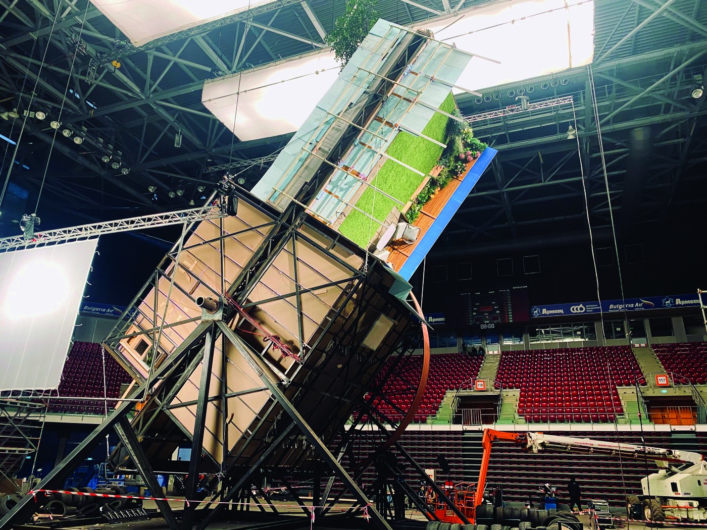 當生活開始翻轉！英國B&Q創意廣告實景打造180度旋轉場景呈現翻頁人生