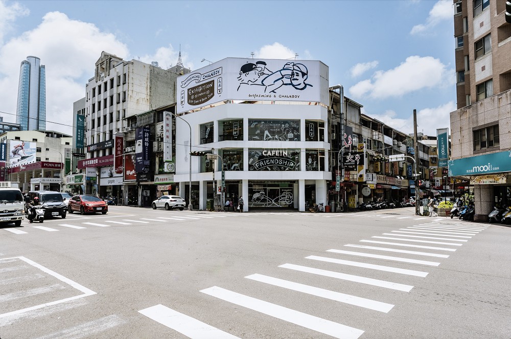 CHALKBOY x WHOSMiNG聯展登場！台日藝術家手繪咖啡光景亮相CAFE!N台中公益店