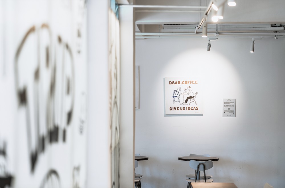 CHALKBOY x WHOSMiNG聯展登場！台日藝術家手繪咖啡光景亮相CAFE!N台中公益店