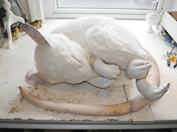 舊布料構築奇幻世界！英國藝術家Mister Finch的夢幻織品布雕創作