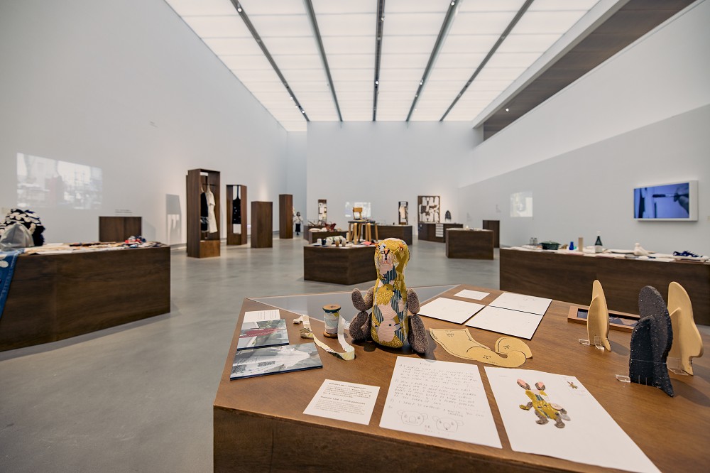 皆川明《TSUZUKU》亮相高美館！8大主題展出經典布料、服裝、插畫設計等950件作品