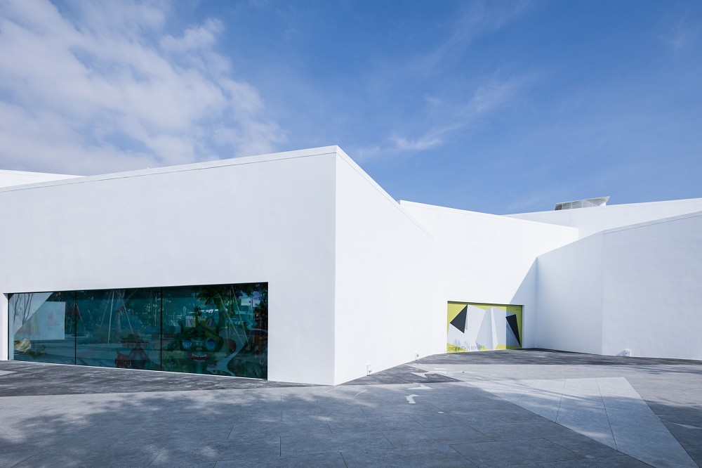 高雄「內惟藝術中心」登場！純白建築結合展覽、電影、美食的文化空間