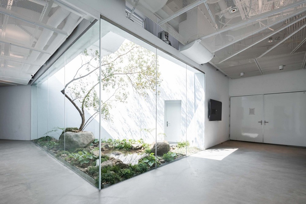 高雄「內惟藝術中心」登場!純白建築結合展覽、電影、美食的文化空間