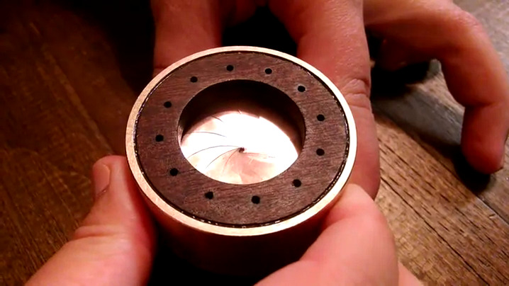 成為一輩子的閃光，向攝影師女友求婚的絕佳驚喜戒盒