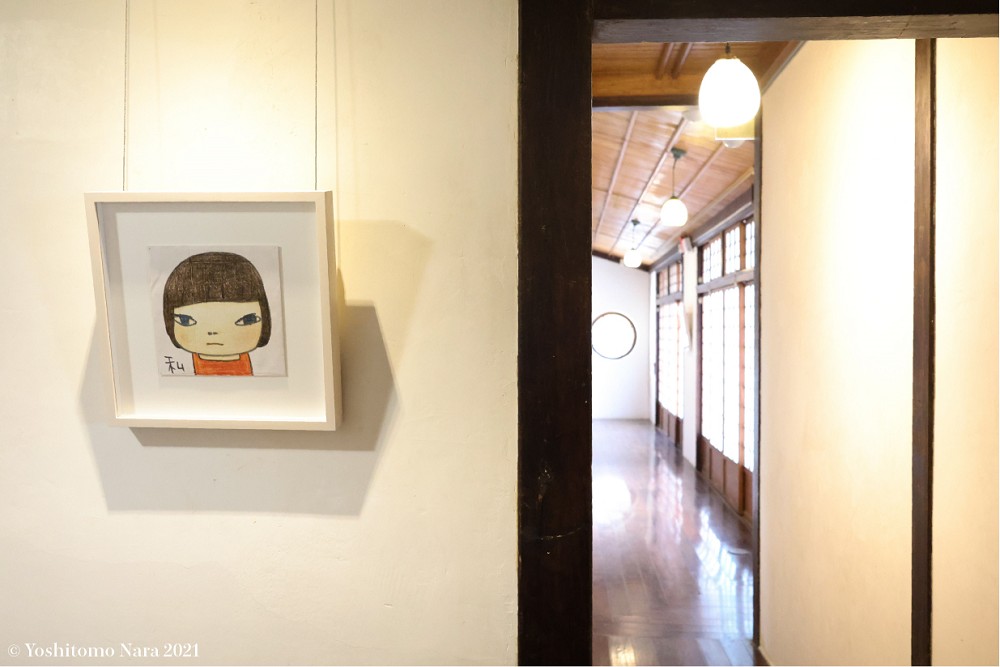 奈良美智澎湖特展亮點！《跟著朦朧潮濕的一天去澎湖》集結畫作草稿、陶器、攝影作品