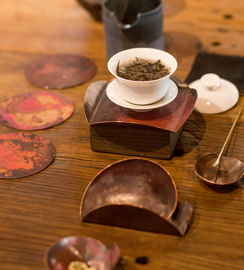 以金工入茶！以覺學 INTZUITION 新品「分則合皿」，展現金工與茶道間「熟成」的色香味