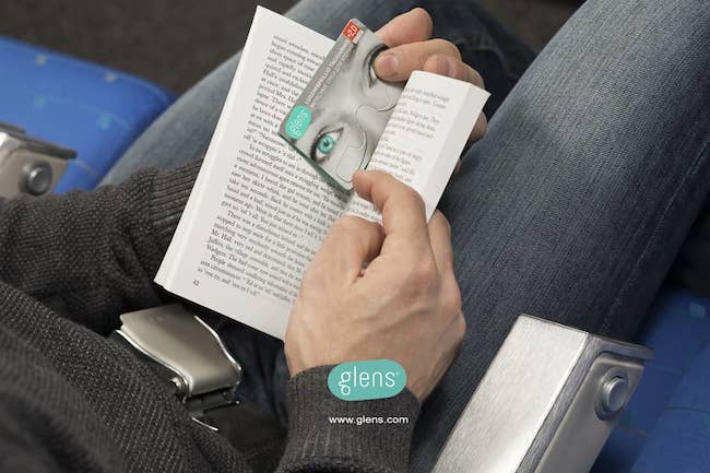 隨時陪在長者身邊的閱讀好幫手，能放進皮夾的輕薄「Glens 卡片老花眼鏡」
