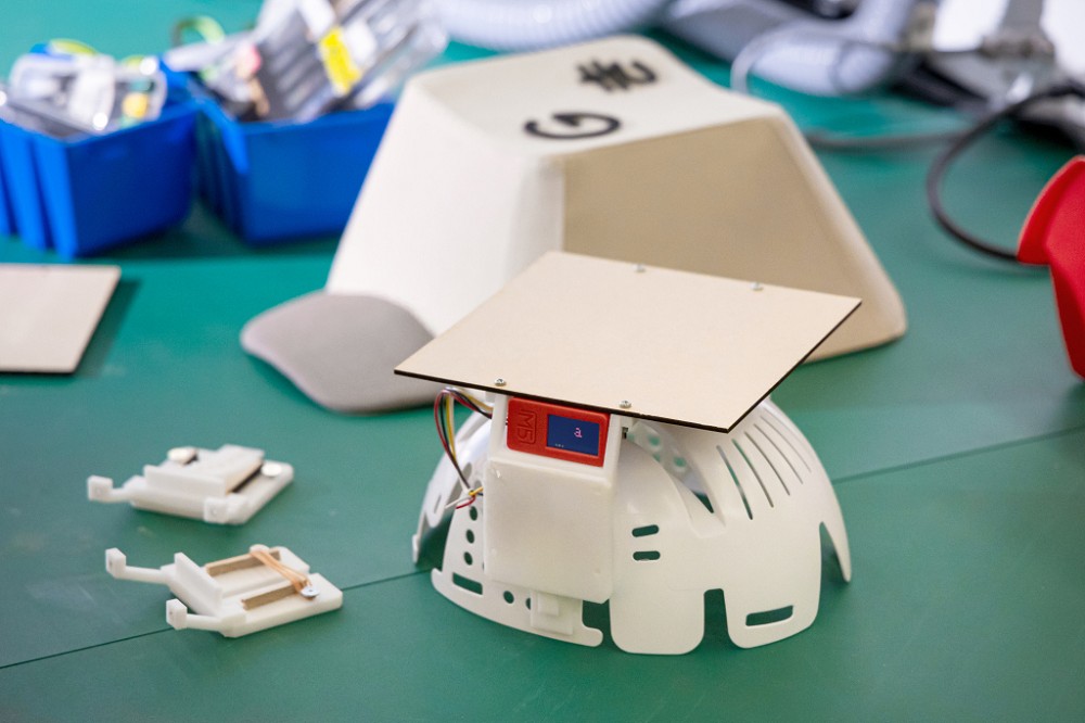 日本Google推「Gboard CAPS鍵帽」!可以戴著走、敲頭就能打字的鍵盤創意提案