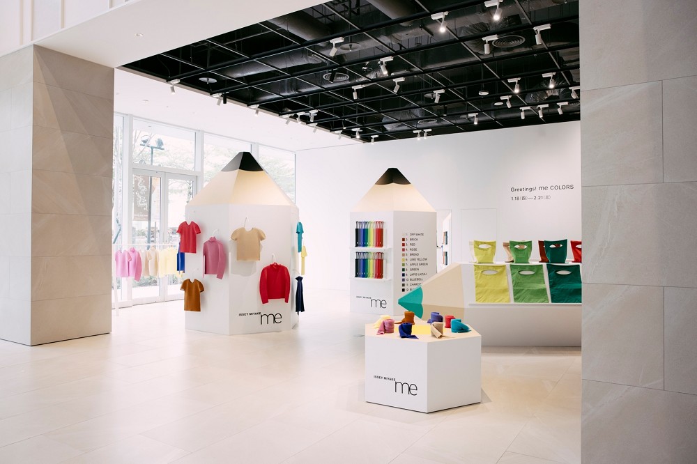 大直NOKE「me ISSEY MIYAKE快閃店」！巨型鉛筆裝置展示調色盤密褶、12色褶包美學