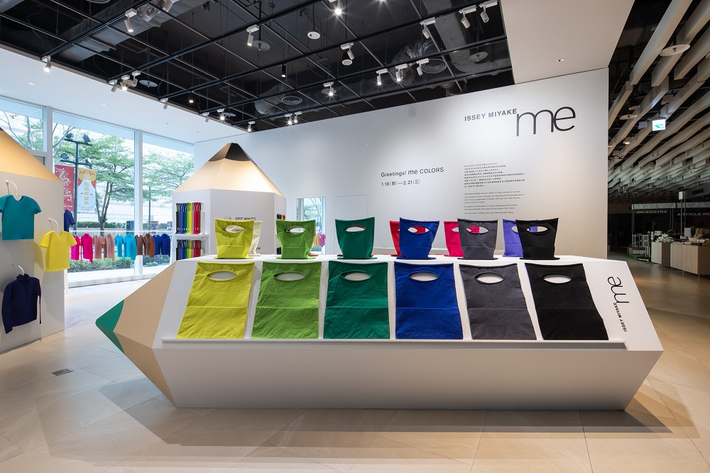 大直NOKE「me ISSEY MIYAKE快閃店」！巨型鉛筆裝置展示調色盤密褶、12色褶包美學