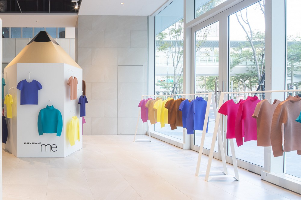 大直NOKE「me ISSEY MIYAKE快閃店」！巨型鉛筆裝置展示調色盤密褶、12色褶包美學