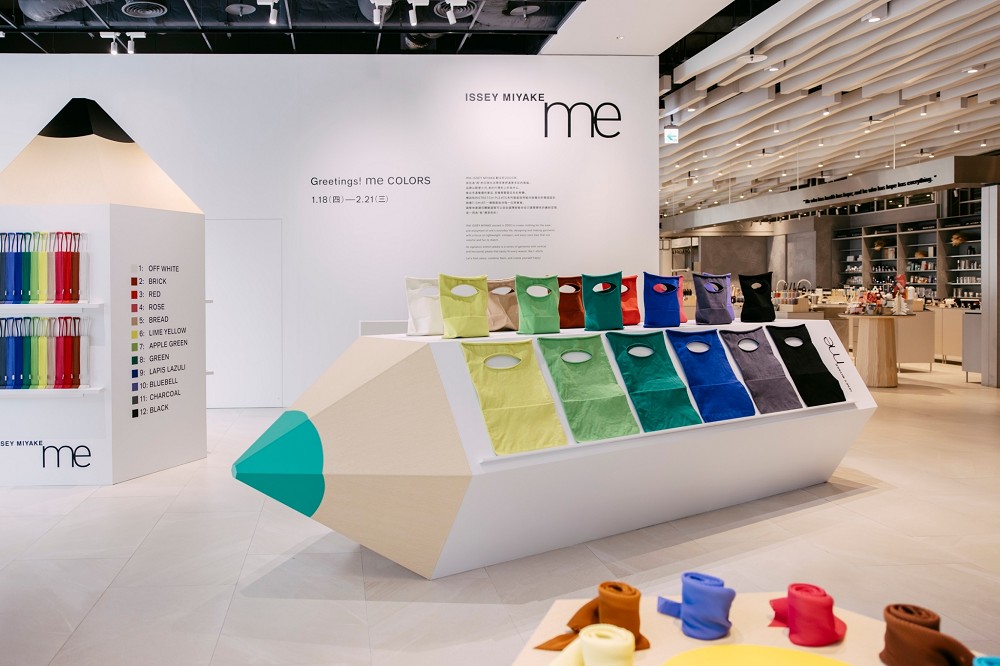 大直NOKE「me ISSEY MIYAKE快閃店」！巨型鉛筆裝置展示調色盤密褶、12色褶包美學