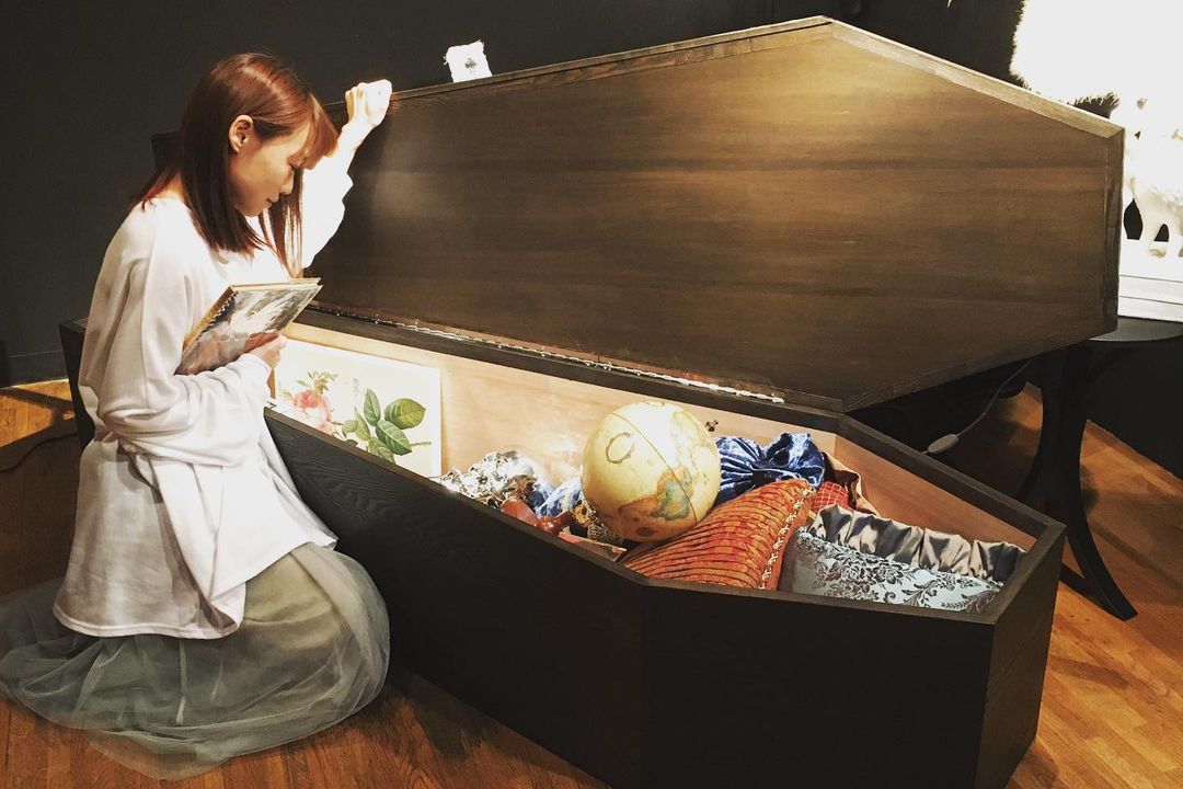 萬用吸血鬼棺材！日本品牌推餐桌、沙發、睡床合一的棺材家具