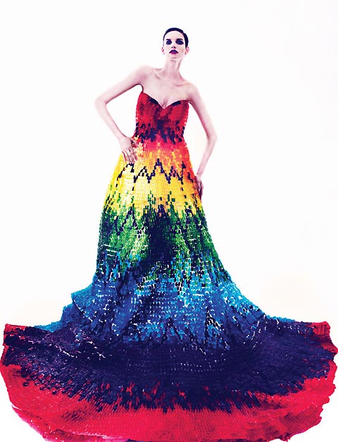 向大師致敬！5 萬隻小熊軟糖打造 Alexander McQueen 甜蜜風情