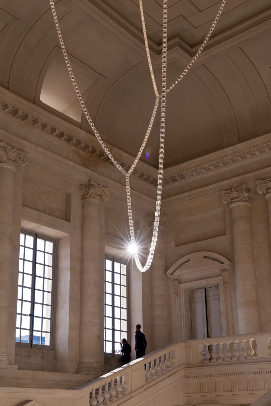 凡爾賽宮內的新嬌客，12公尺長的施華洛世奇水晶吊燈