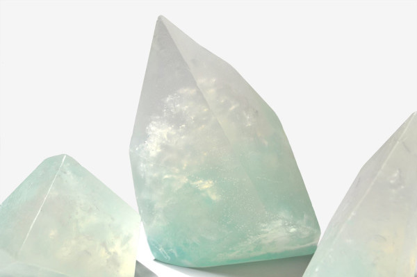 手工製清透肥皂，象徵即將融光光的冰山