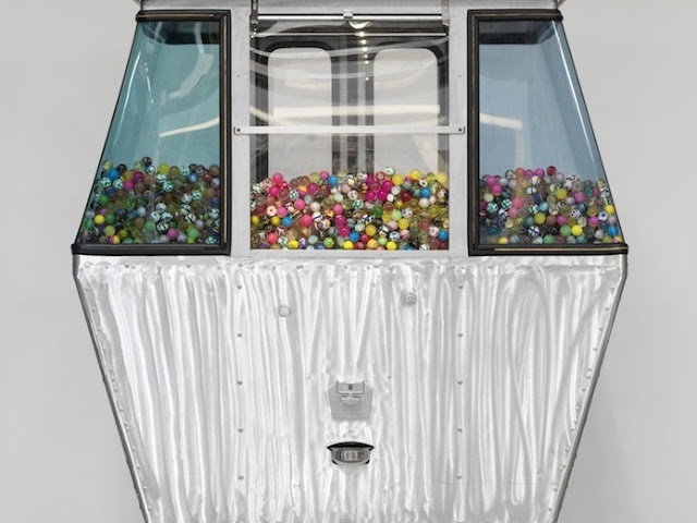 想玩！老舊纜車改造成的超大扭蛋販賣機