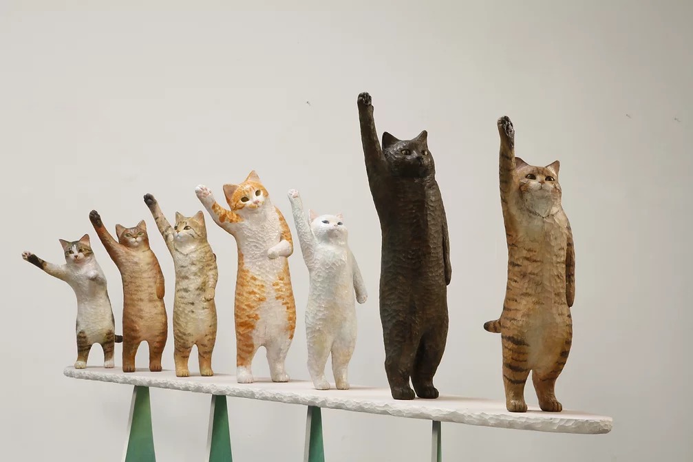 完美雕出貓咪可愛身影!日本藝術家花房櫻的療癒貓咪木雕創作