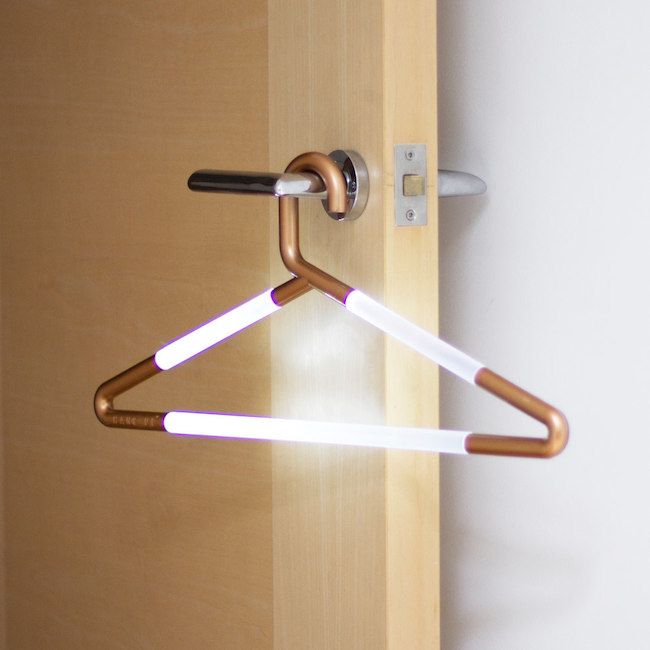 Hang Up Light 會發亮的衣架！再也不用摸黑找衣服了