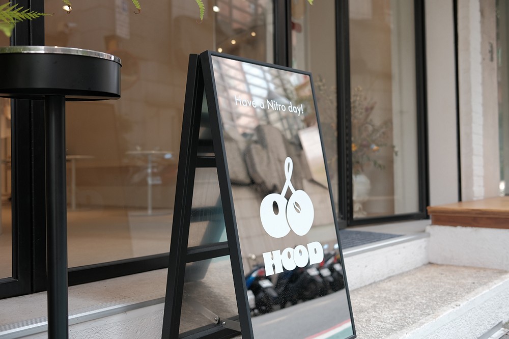 台北東區新咖啡廳「HOOD coffee」！藏身巷內的白色系混搭櫻桃紅的俏皮咖啡館