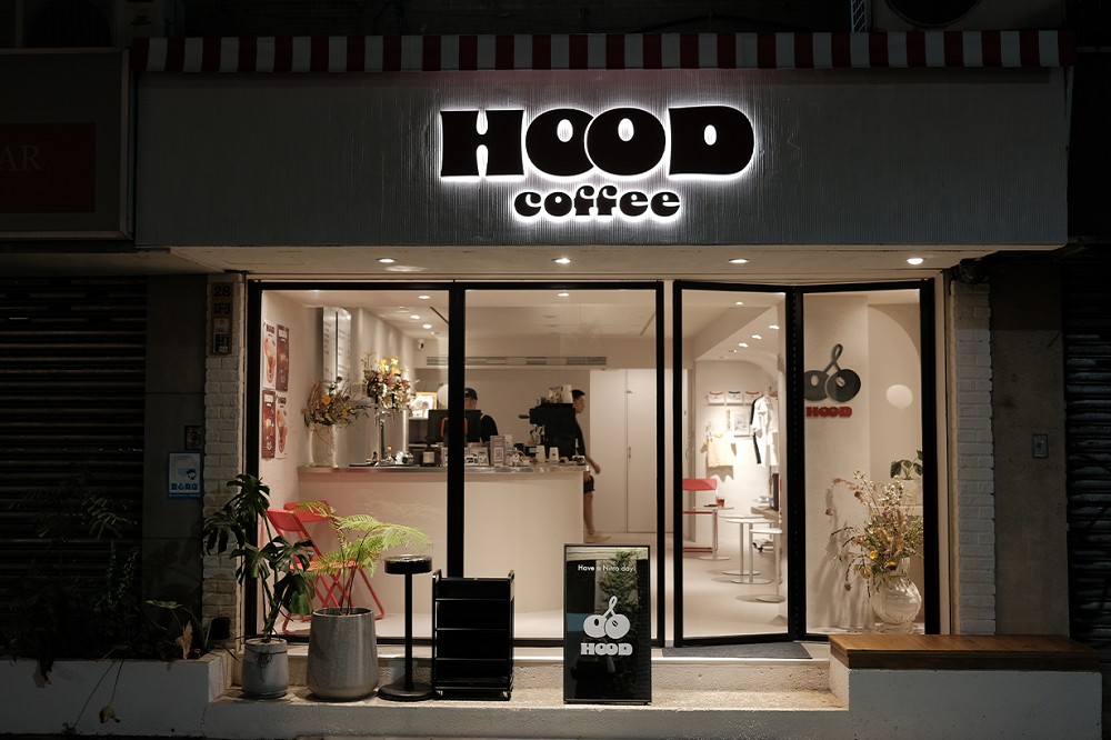 台北東區新咖啡廳「HOOD coffee」！藏身巷內的白色系混搭櫻桃紅的俏皮咖啡館