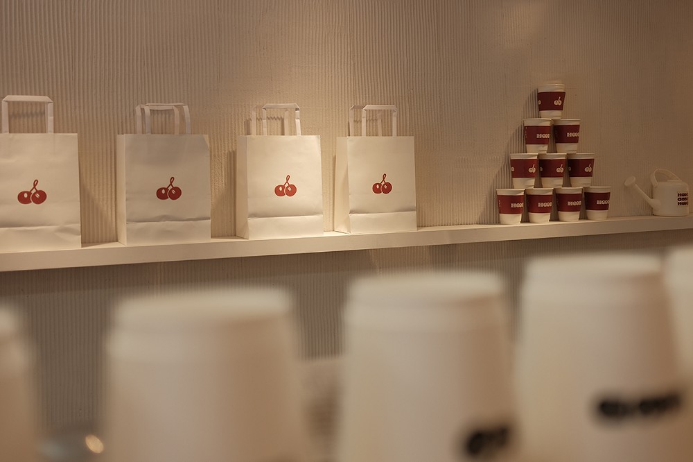 台北東區新咖啡廳「HOOD coffee」！藏身巷內的白色系混搭櫻桃紅的俏皮咖啡館