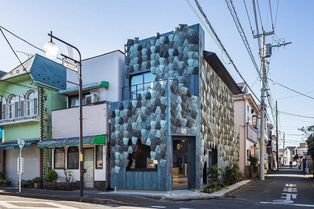 東京「和國商店」板金工藝咖啡廳！隈研吾以700片神社青銅板勾勒鑽石般建築外觀