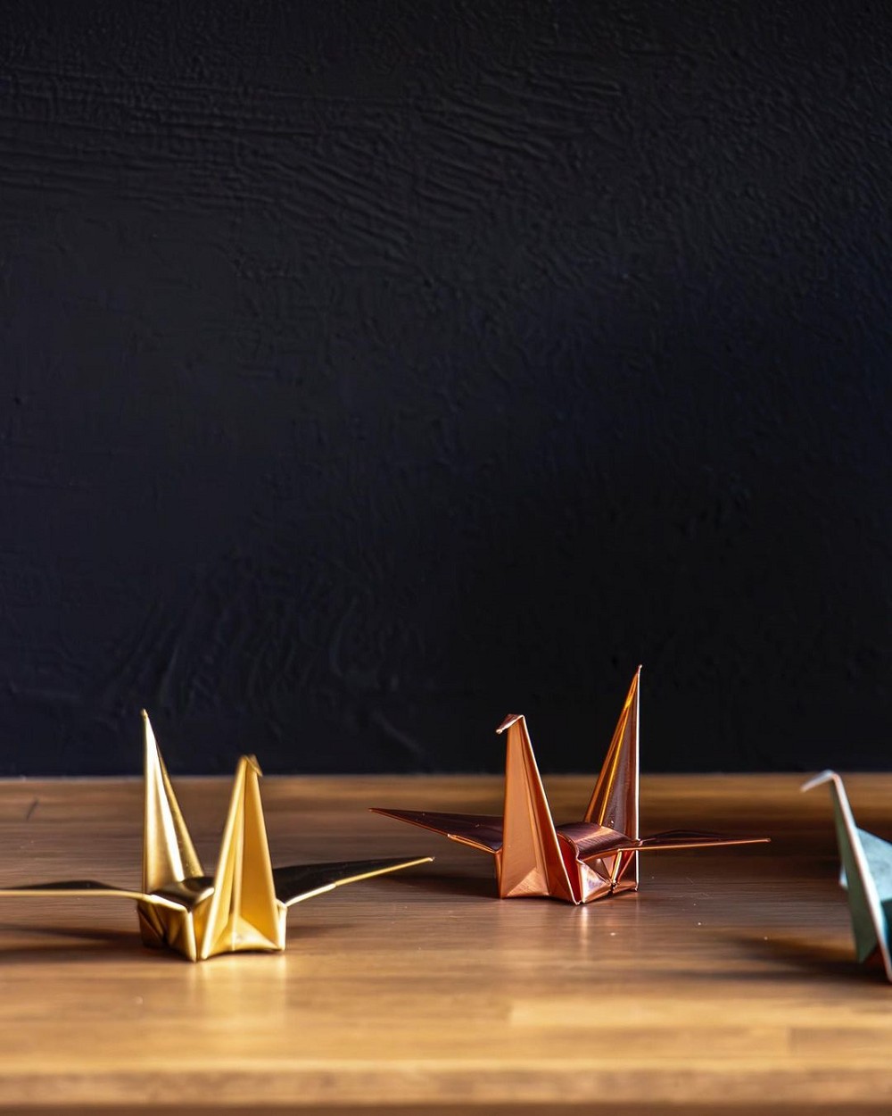 東京「和國商店」板金工藝咖啡廳!隈研吾以700片神社青銅板勾勒鑽石般建築外觀