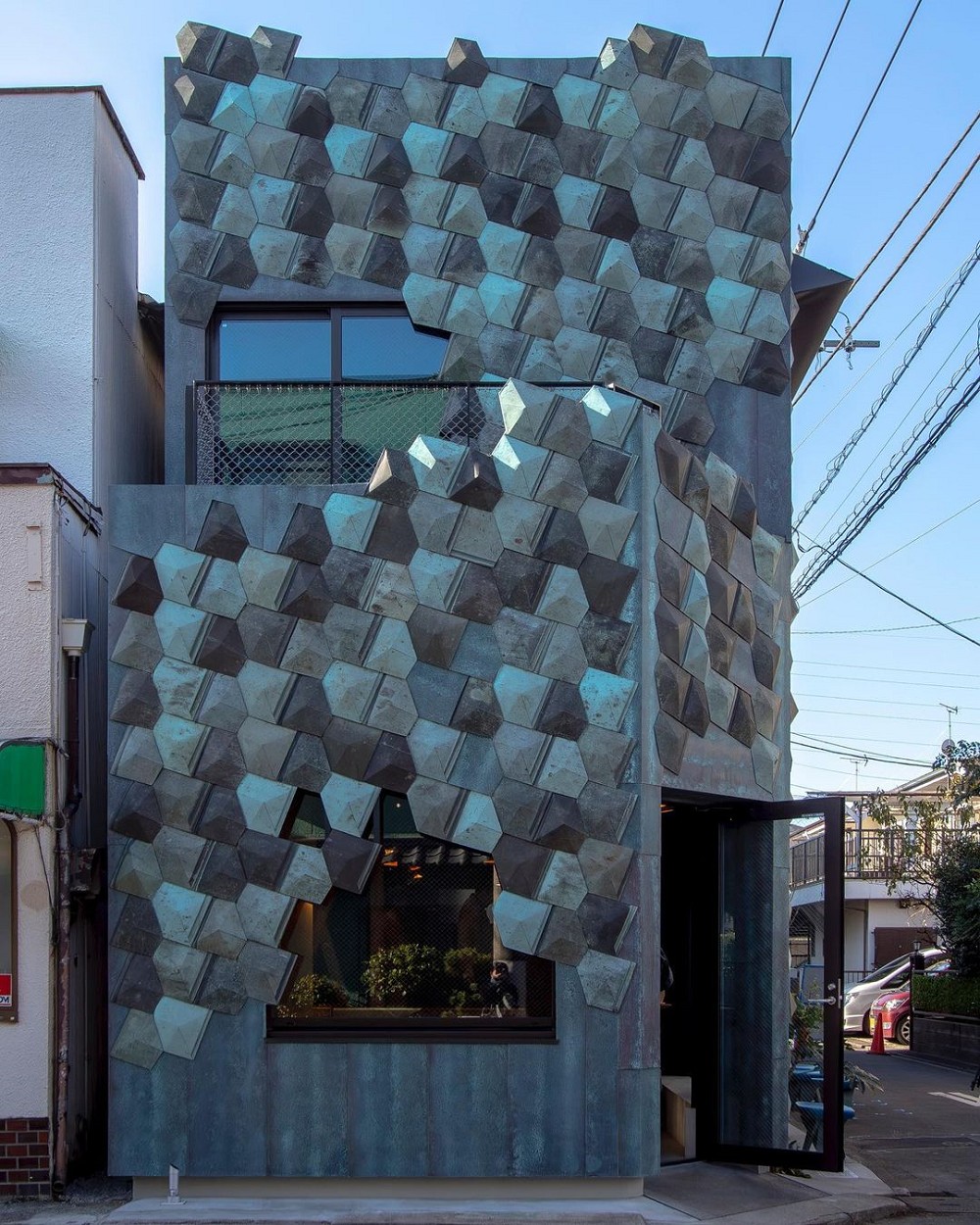 東京「和國商店」板金工藝咖啡廳！隈研吾以700片神社青銅板勾勒鑽石般建築外觀