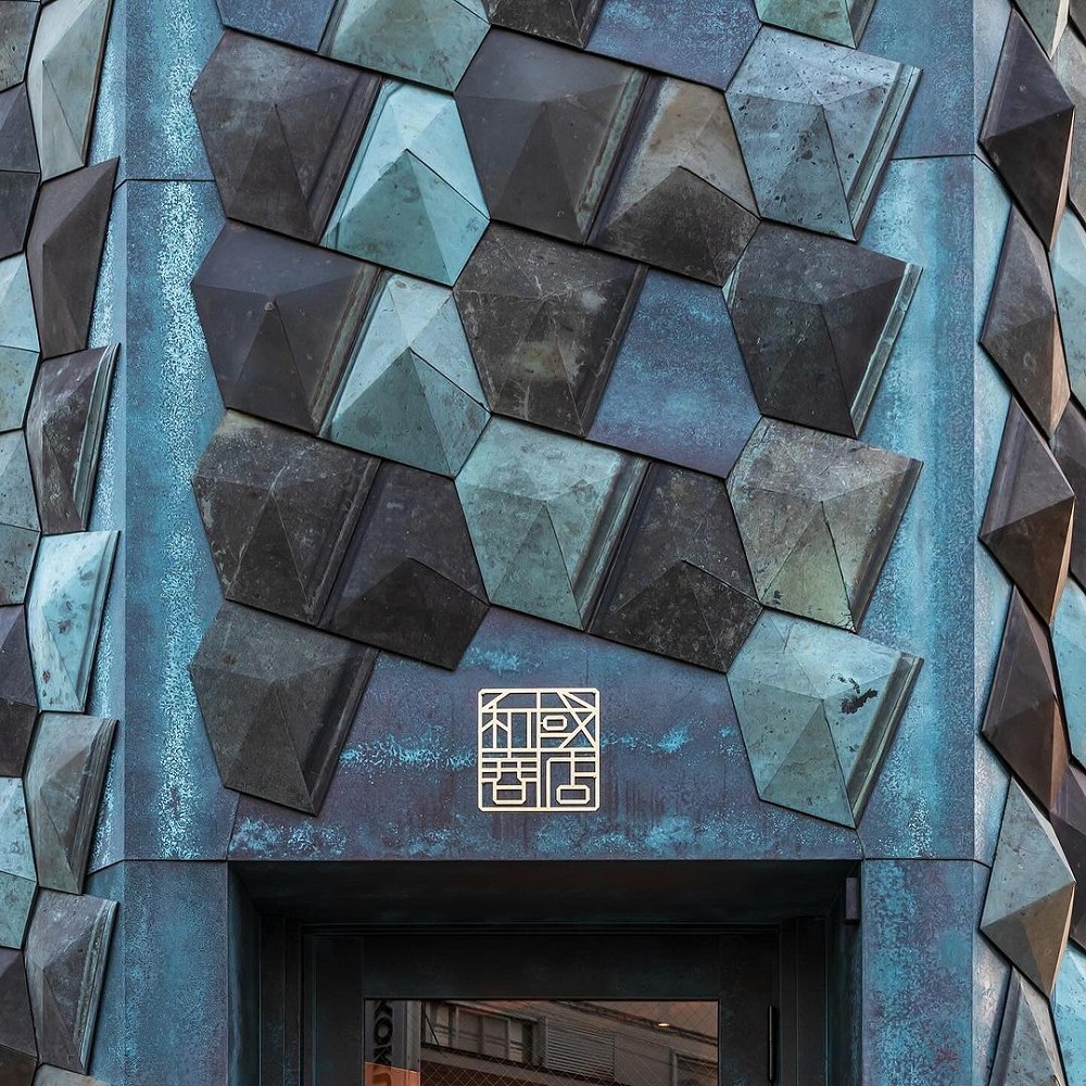 東京「和國商店」板金工藝咖啡廳!隈研吾以700片神社青銅板勾勒鑽石般建築外觀