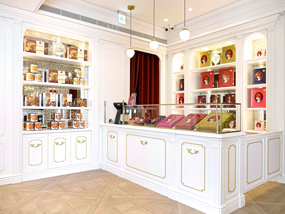 日本餅乾禮盒「紅帽子」台北概念店開幕！老洋房風格、紅帽子少女禮盒牆夢幻登場