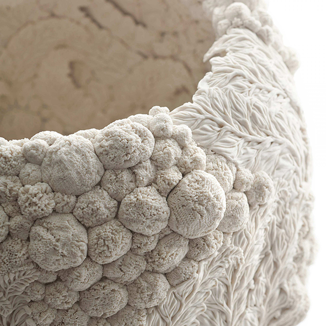 抹去眾人愛戴的艷麗，Hitomi Hosono 層疊植物陶瓷藝品