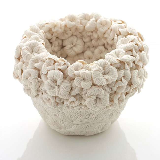 抹去眾人愛戴的艷麗，Hitomi Hosono 層疊植物陶瓷藝品