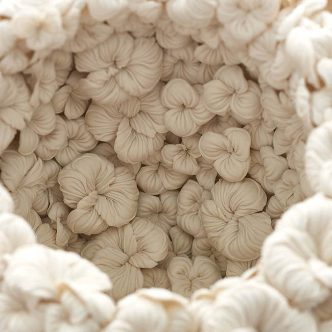 抹去眾人愛戴的艷麗，Hitomi Hosono 層疊植物陶瓷藝品