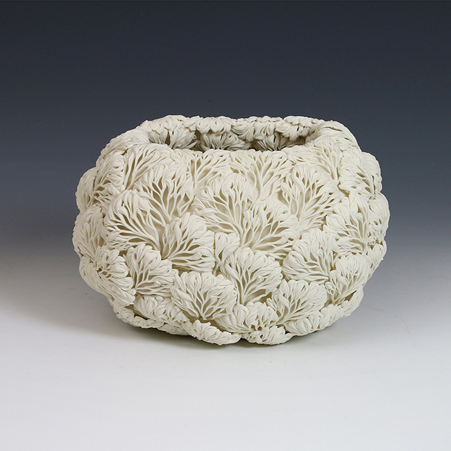 抹去眾人愛戴的艷麗，Hitomi Hosono 層疊植物陶瓷藝品