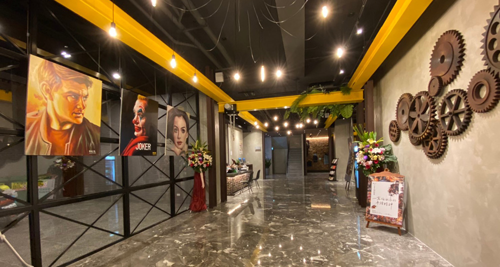 台南輕工業風設計青旅 +1！浪板、鏽鐵混搭木棧，七年級生打造十足套房感的摩登膠囊空間